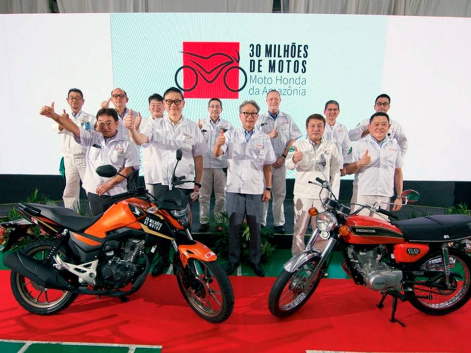 Executivos da Honda comemoram a marca de 30 milhes de unidades produzidas no Brasil