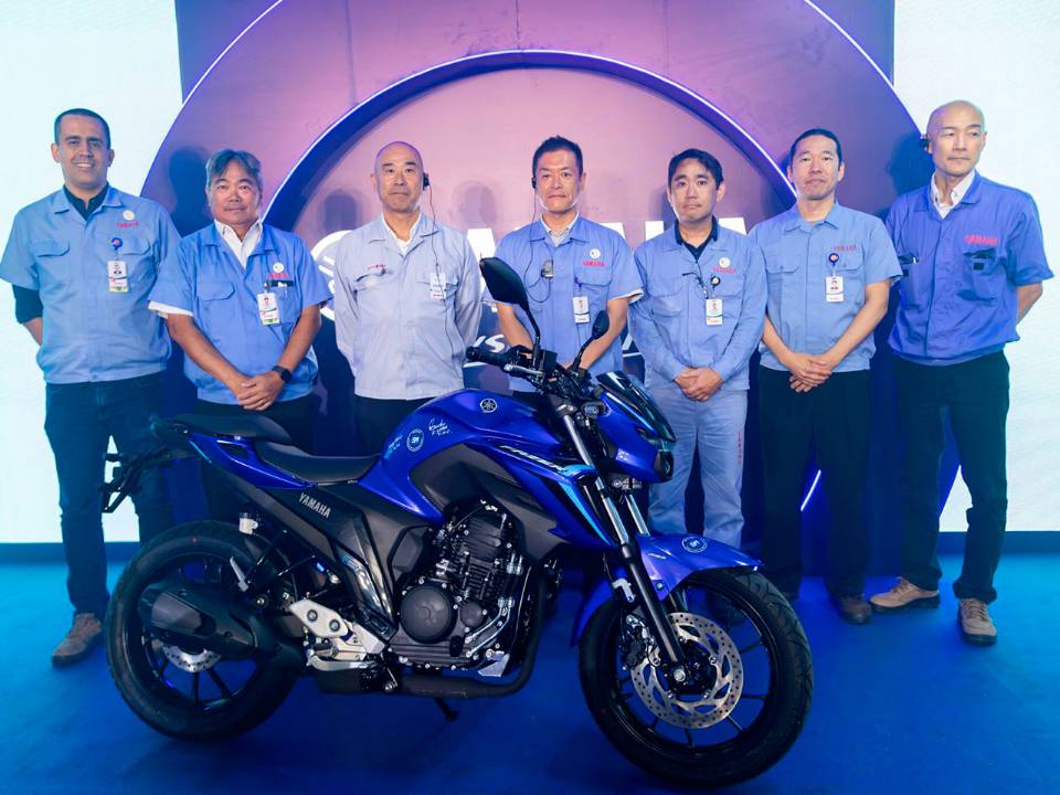 Executivos da Yamaha celebram a motocicleta de nmero cinco milhes em Manaus