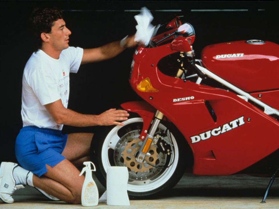 Senna limpa sua Ducati Desmo 851