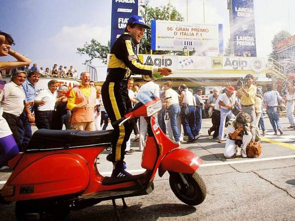 Ayrton Senna comemora com uma das sete Vespa que ganhou em 1985