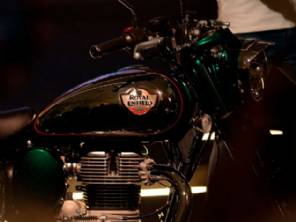 Nova Royal Enfield Classic 350 mistura visual retr com faris de LED