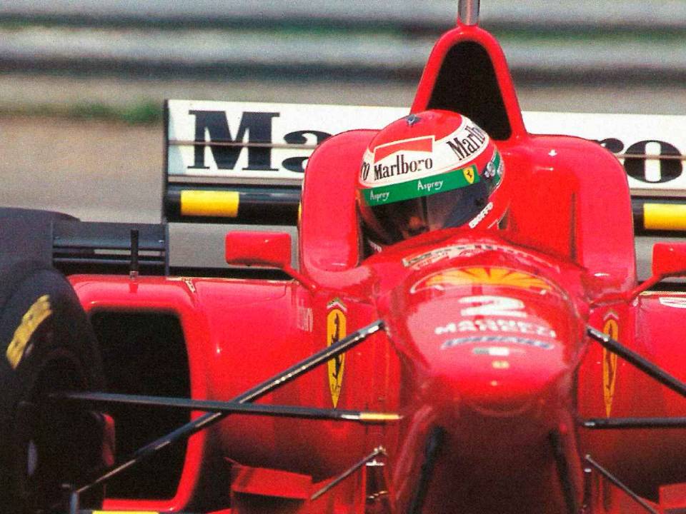 Eddie Irvine pilotou a Ferrari na F1 com capacete Bieffe