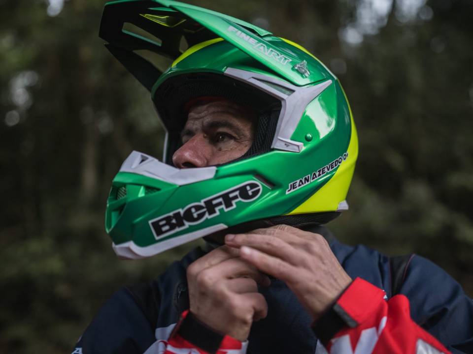 Jean Azevedo, ícone brasileiro das motos, com seu capacete Bieffe