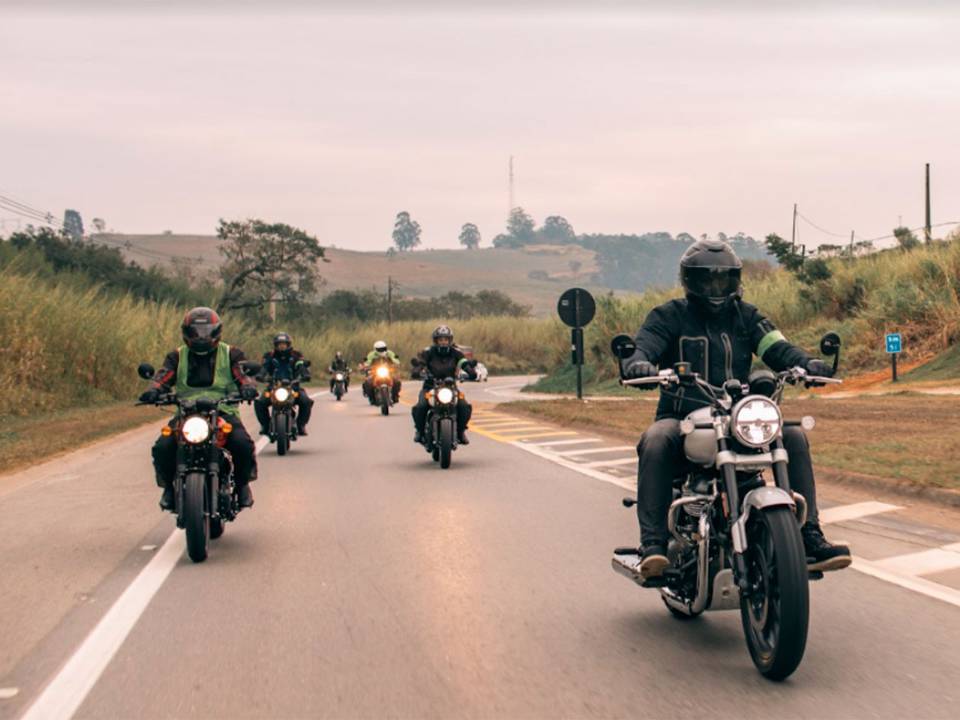 Passeio com motos da Royal Enfield no programa Royal Rides