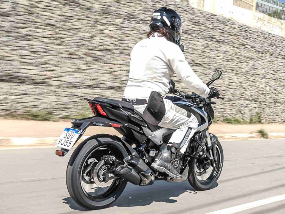 BajajDominar 250 2025 - 3/4 traseira