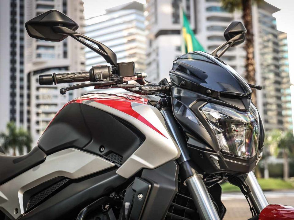 BajajDominar 250 2025 - 3/4 frente