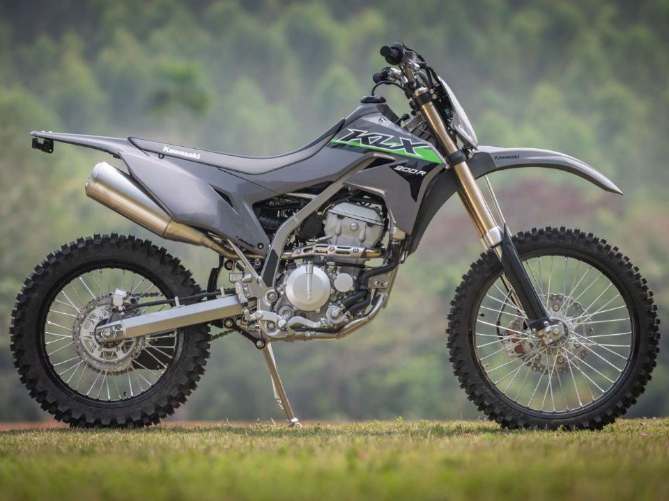 Kawasaki KLX 300R é lançada no Brasil por R$ 37.990 - MOTOO