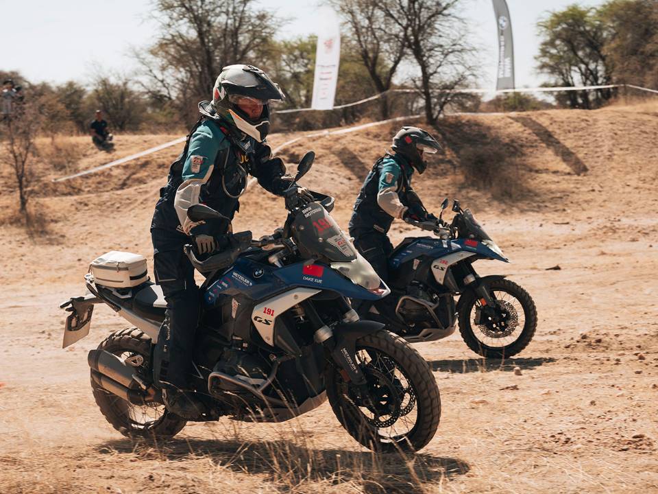 Pilotos com suas BMW R 1300 GS durante travessia de deserto na Nabíbia durante o GS Trophy 2024