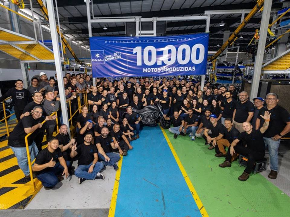 Funcionários da Bajaj comemoram a moto número 10 mil montada em Manaus