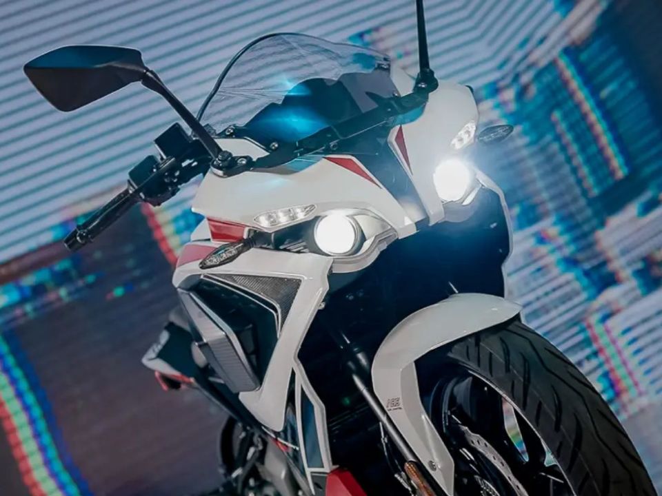 BajajPulsar RS200 2025 - 3/4 frente