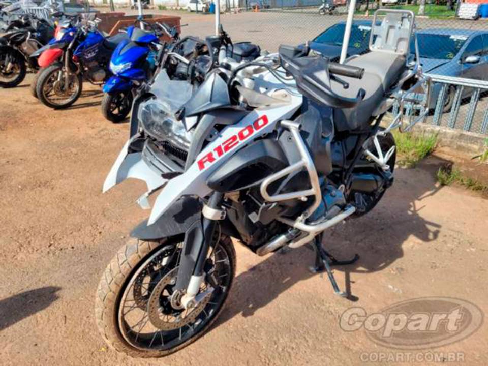 BMW R 1000 GS Adventure em pátio do leilão