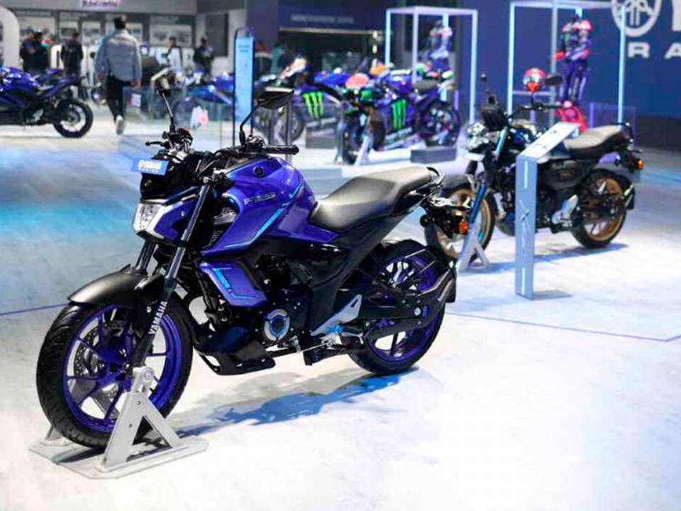 Yamaha FZ-S Hybrid em exposição no  Bharat Mobility Expo 2025